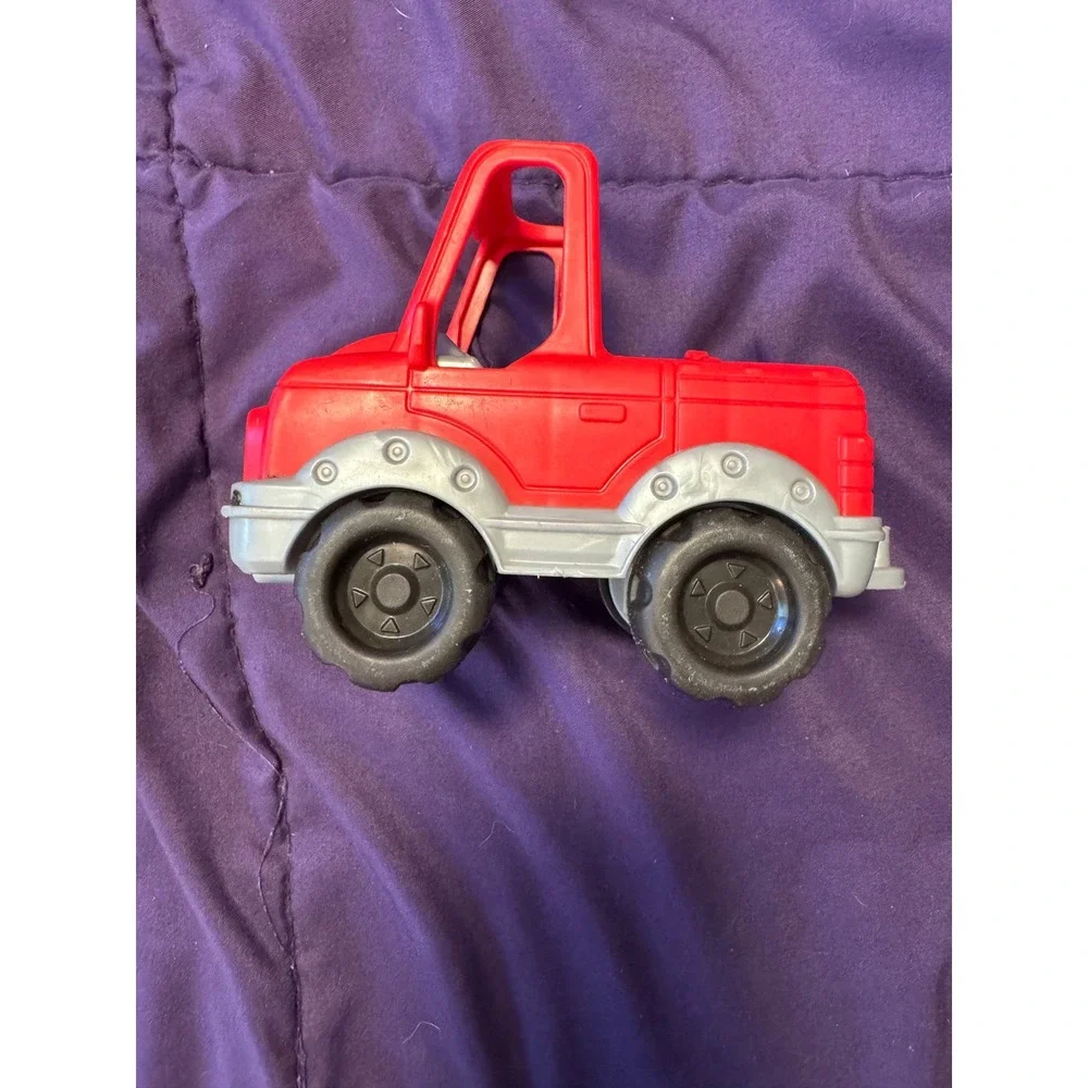 Fisher-Price Little People Red Pickup Truck with Mia Figure FGY15 Mattel